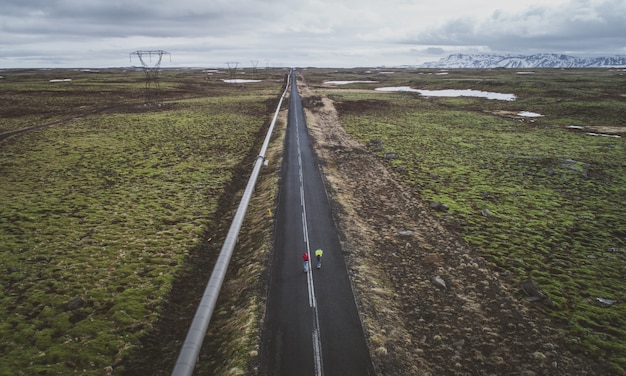 Couple de skateurs sur les routes islandaises