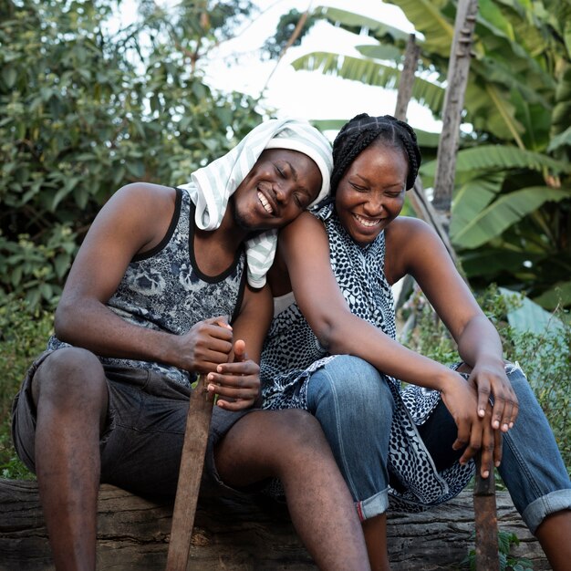 Couple de smiley coup moyen à l'extérieur