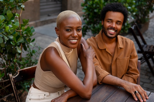 Couple de smiley coup moyen à l'extérieur