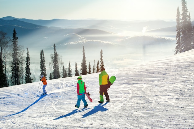 Couple avec snowboard station de ski neige hiver montagne