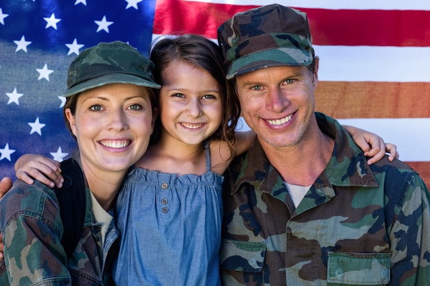 Couple de soldats réunis avec leur fille