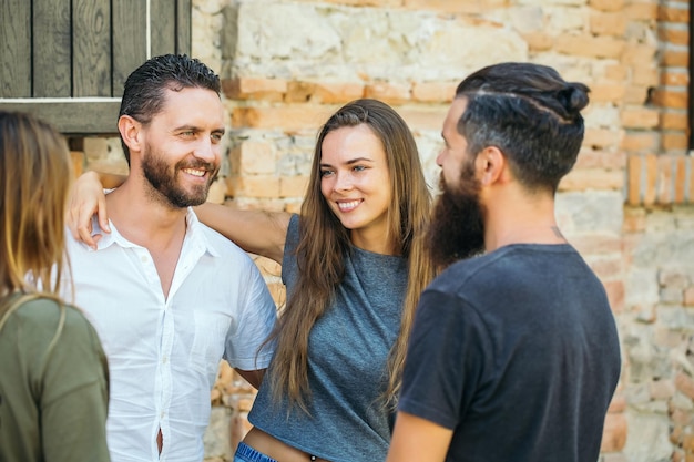 Couple souriant avec des amis