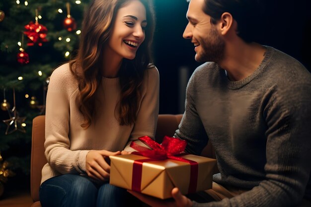 un couple souriant assis sur le canapé avec des cadeaux de Noël devant l'arbre de Noël IA générative