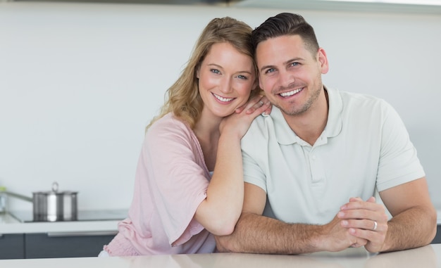 Couple souriant au comptoir de la cuisine