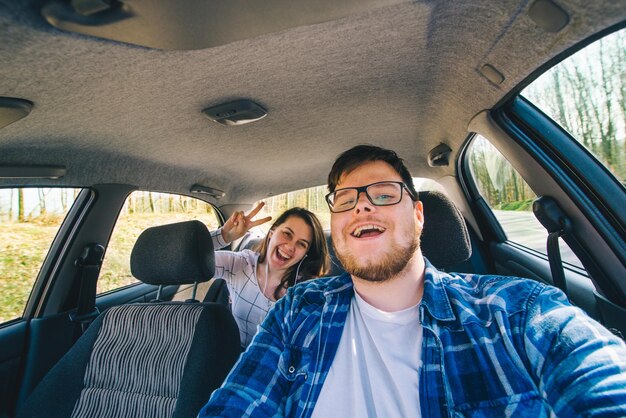 Couple souriant dans le concept de voyage en voiture