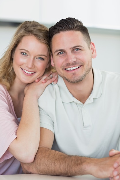 Couple souriant dans la cuisine