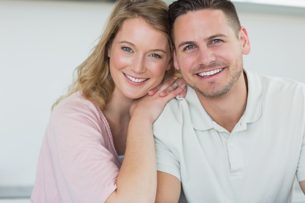 Couple souriant dans la cuisine