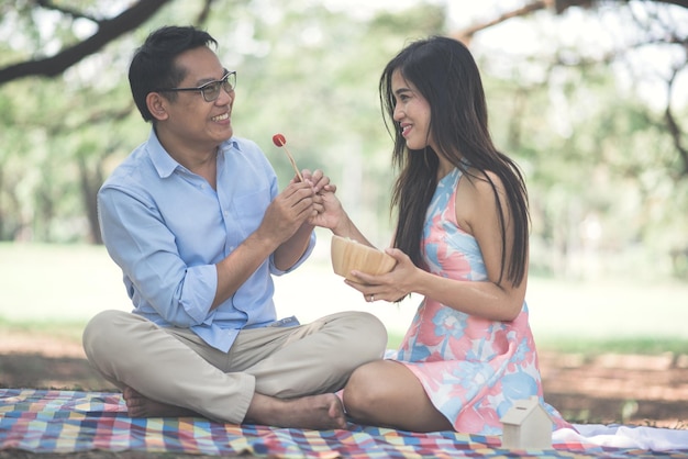 Photo un couple souriant dans le parc.