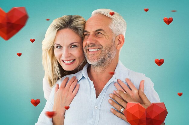 Couple souriant embrassant avec une femme regardant la caméra sur fond de vignette bleue