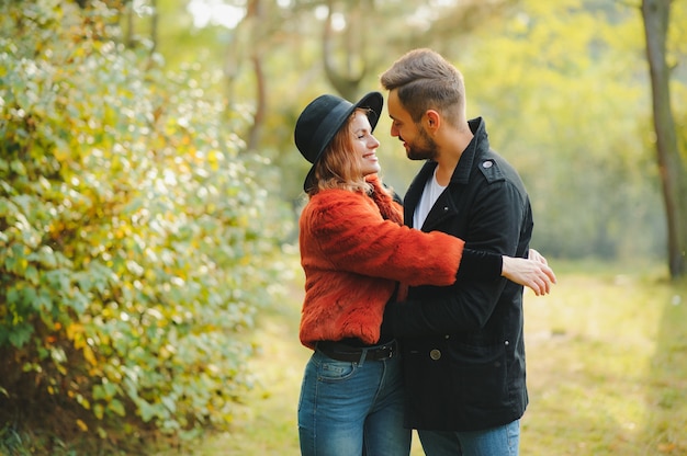 couple souriant, étreindre, sur, automne, fond naturel