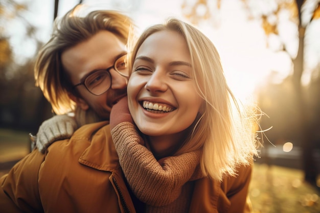 Couple souriant à l'extérieur