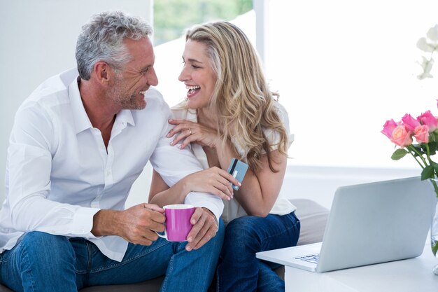 Couple souriant interagissant