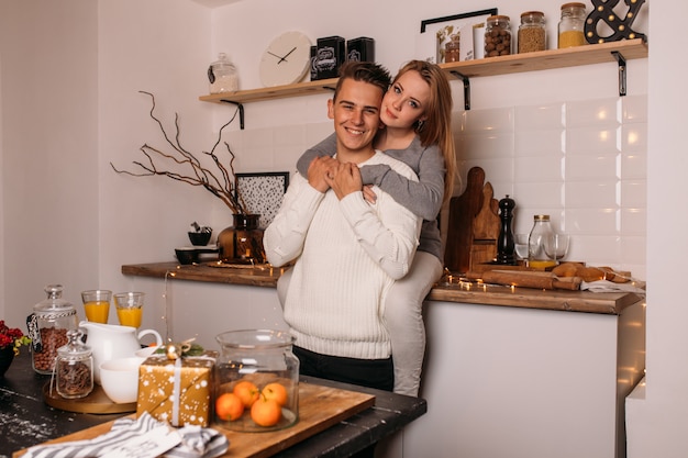 Couple souriant à la maison