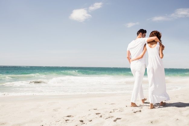 Couple souriant, marchons ensemble