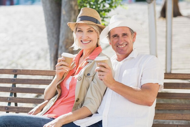 Couple souriant prenant un café