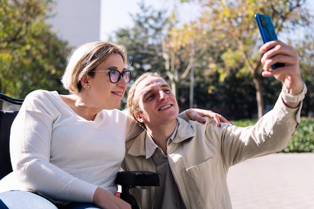 Couple souriant prenant un selfie avec un téléphone portable