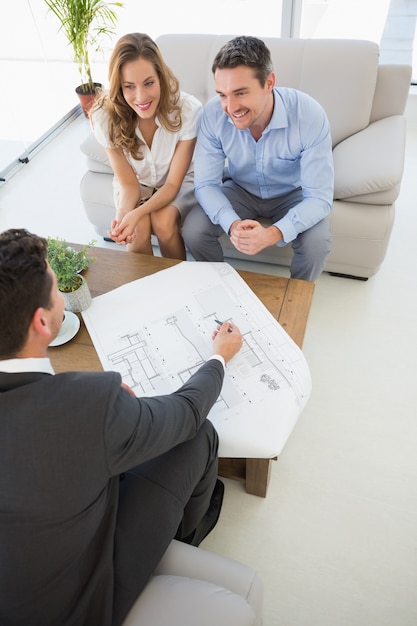 Couple souriant en réunion avec un conseiller financier