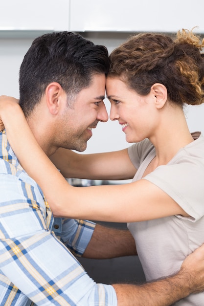 Couple souriant romantique étreindre