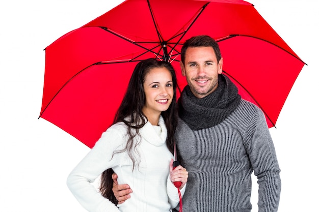 Couple souriant sous le parapluie