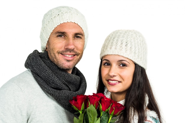 Couple souriant tenant le bouquet de roses