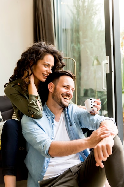 Couple souriant en tenue décontractée