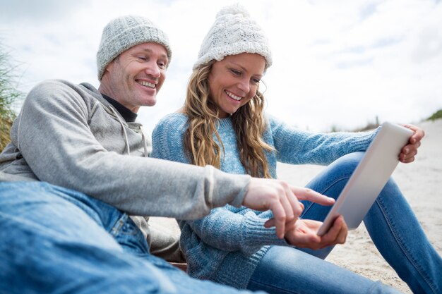 Couple souriant, utilisation, tablette numérique