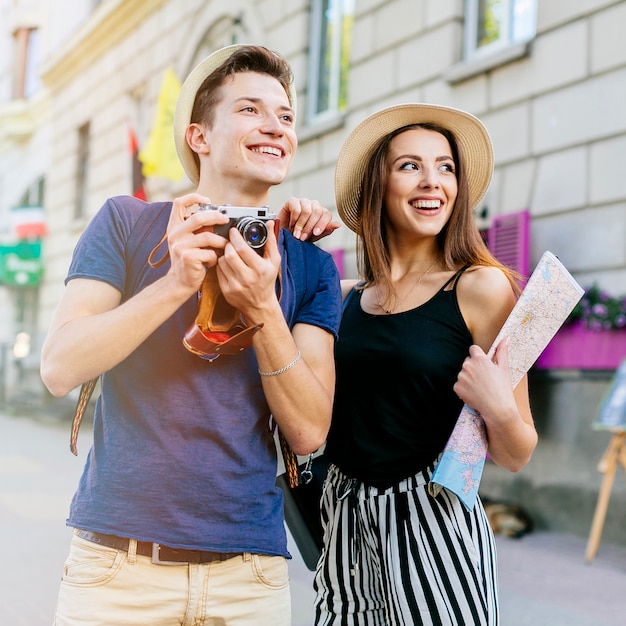 Photo couple souriant en vacances