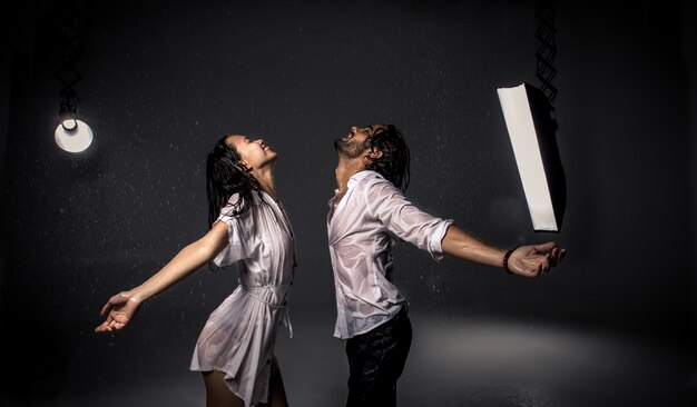 Couple sous la pluie à l'intérieur