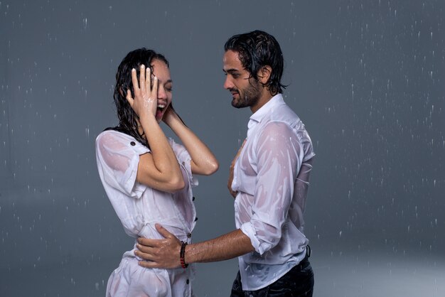 Couple sous la pluie à l'intérieur