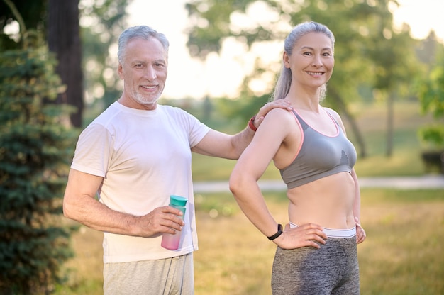 Un couple sportif faisant des exercices matinaux dans le parc