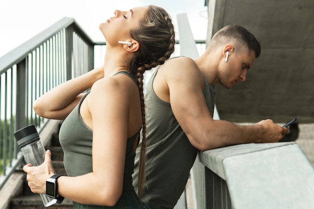 Couple sportif fatigué après une séance de fitness ou de jogging dans une rue de la ville