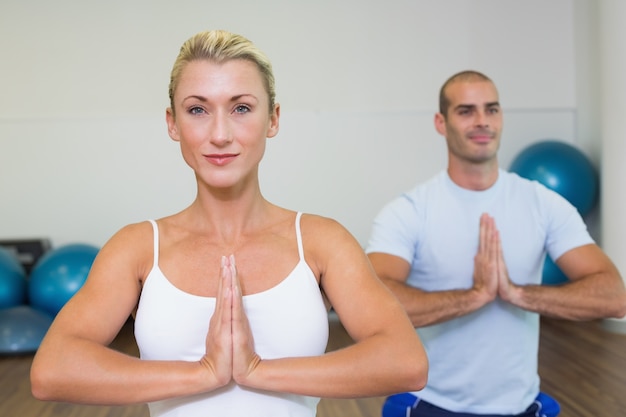 Couple sportif avec des mains jointes au studio de remise en forme