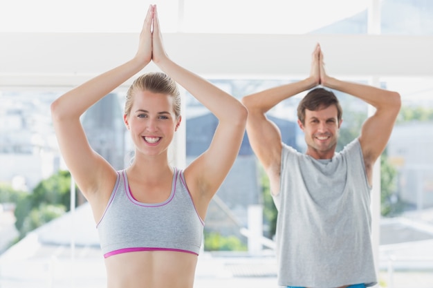Couple sportif avec les mains jointes dans un studio de fitness