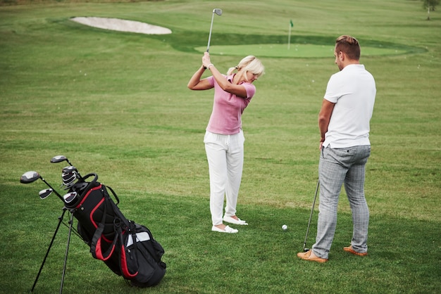 Couple sportif sur un parcours de golf