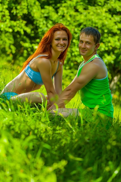 Un couple sportif souriant