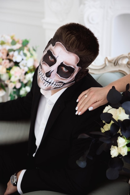 Un couple avec squelette rattrape Halloween ou le Jour de la mort