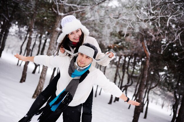 Couple à la surface des arbres enneigés