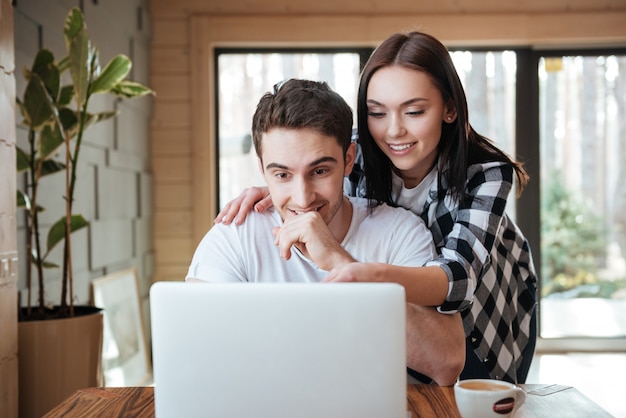 couple surfer sur internet