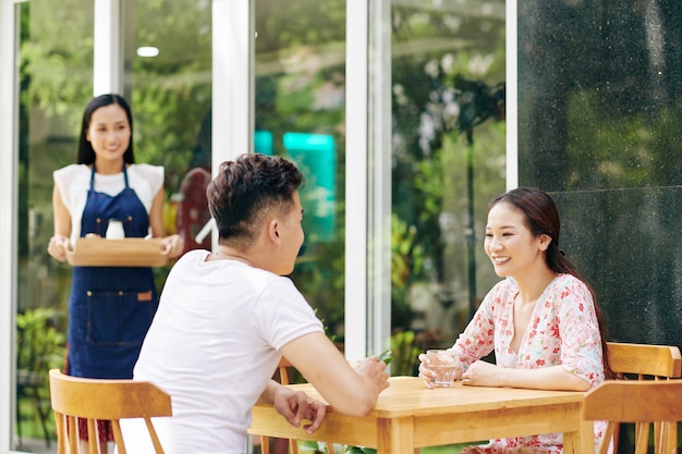 Couple à table de café