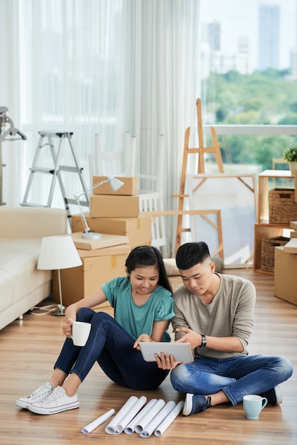 Couple avec tablet pc dans l'appartement