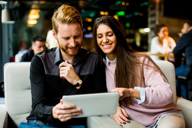 Couple avec tablette