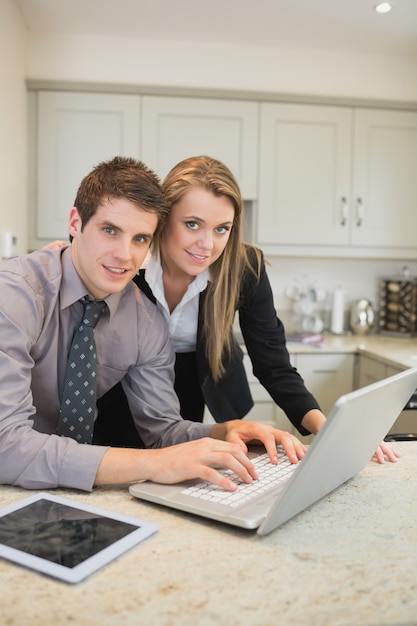 Couple en tapant sur le cahier