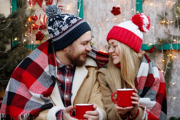 Couple avec des tasses de cacao en hiver