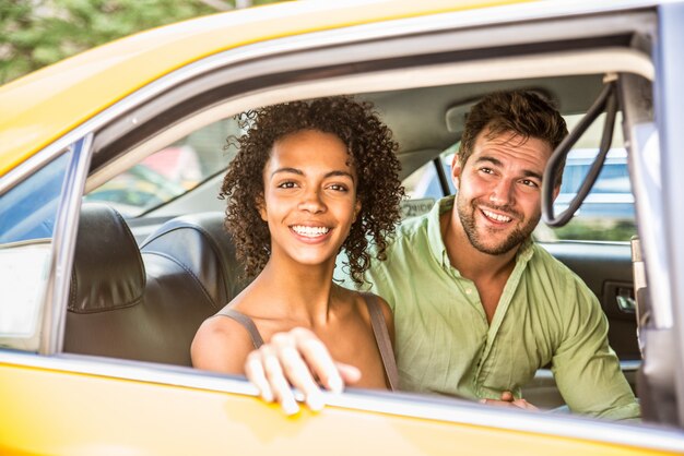 Couple sur un taxi à Manhattan