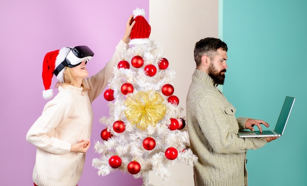 Couple de technologie moderne avec des appareils électroniques femme avec un casque vr homme tapant sur un ordinateur portable heureux