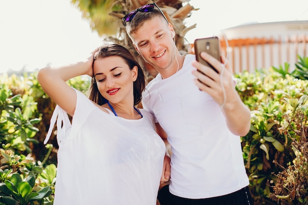 couple avec téléphone