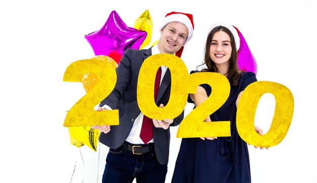 Couple tenant l'année 2020