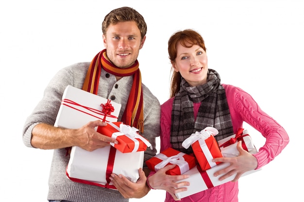 Couple tenant beaucoup de cadeaux