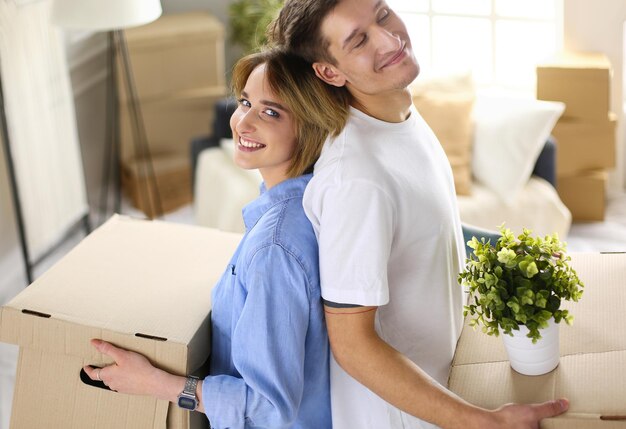 Couple tenant des boîtes pour bouger les mains et regarder à l'intérieur de la boîte