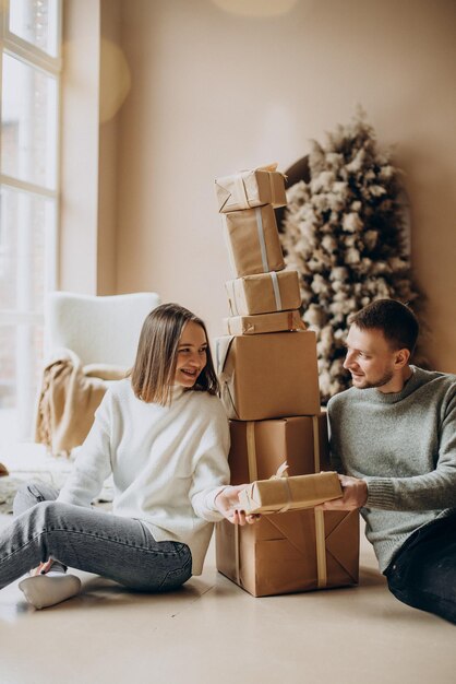 Couple tenant des cadeaux de Noël